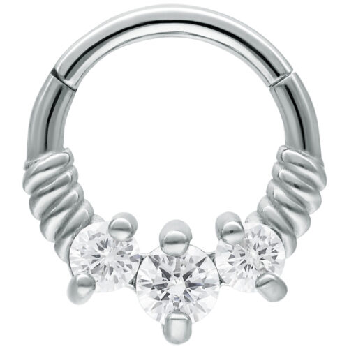 Silberner Septum Clicker mit drei klaren Kristallen auf weißem Hintergrund