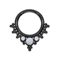 Musta lävistysrengas kirkkailla kristalleilla valkoisella taustalla