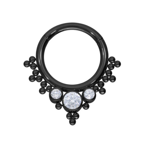 Musta lävistysrengas kirkkailla kristalleilla valkoisella taustalla