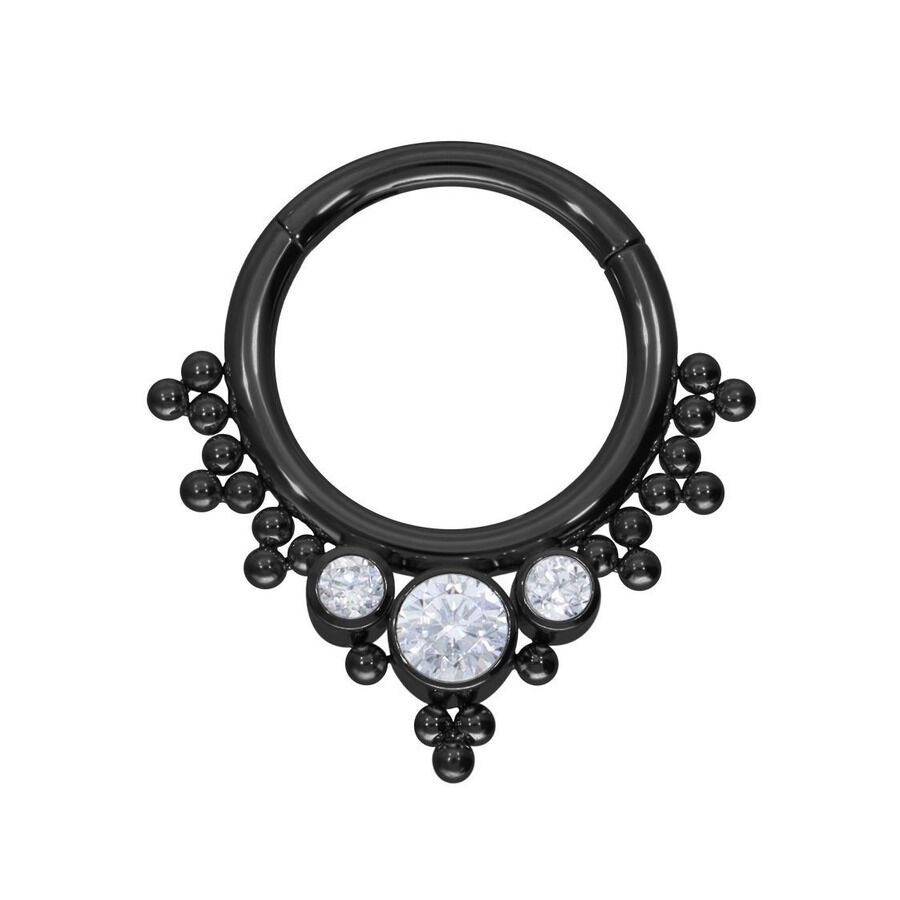 Musta lävistysrengas kirkkailla kristalleilla valkoisella taustalla