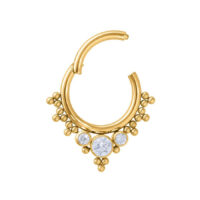 Kultainen lävistysrengas kirkkailla kristalleilla valkoisella taustalla