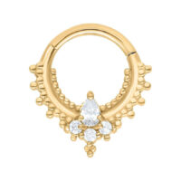 Kultainen lävistysrengas kristalleilla valkoisella taustalla