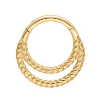 Kultainen metallinen lävistysrengas, jossa on kaksinkertainen kiertymä valkoisella taustalla