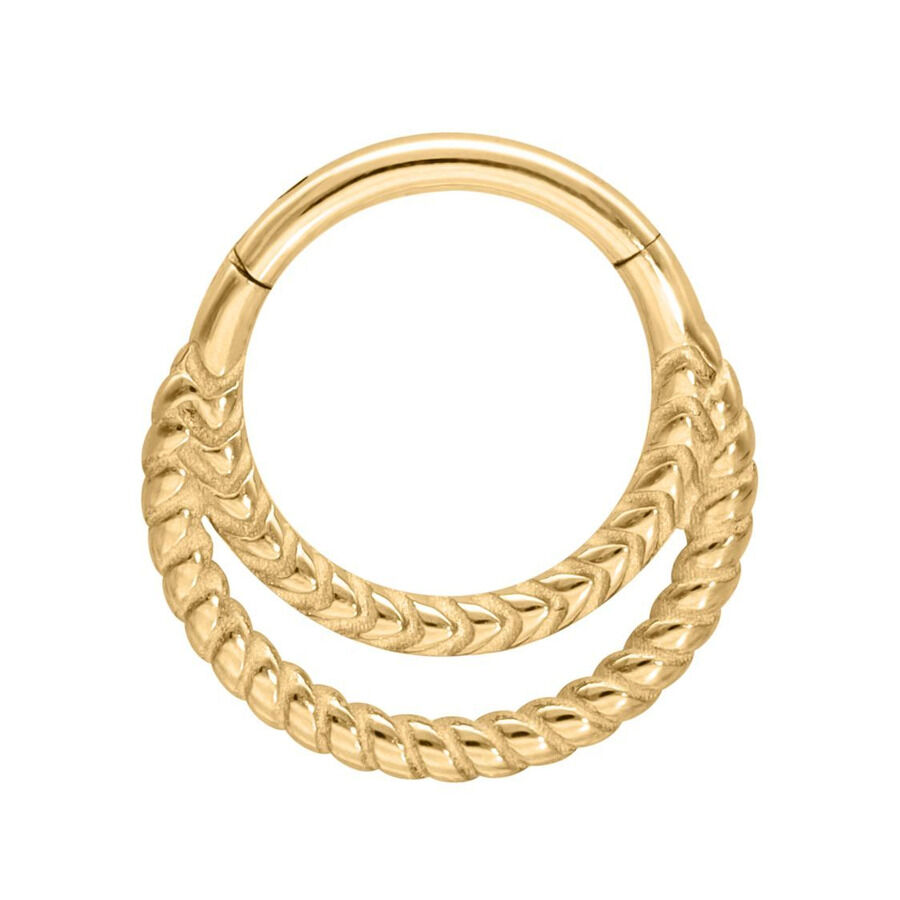 Kultainen metallinen lävistysrengas, jossa on kaksinkertainen kiertymä valkoisella taustalla