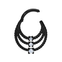 Musta lävistysrengas, jossa kolme kierrettyä kaarta ja kirkkaita kristalleja valkoisella taustalla