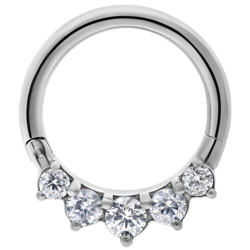 Silberner Piercingring mit klaren Kristallen auf weißem Hintergrund