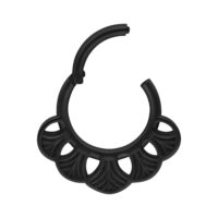 Musta Ginkgo Clicker -lävistysrengas Musta Ginkgo Clicker kirurginteräksestä valkoisella taustalla