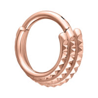 Ruusukultainen Septum Clicker kolminkertaisella piikkidesignilla valkoisella taustalla
