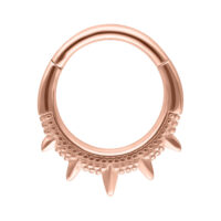 Ruusukultainen septum clicker terävillä yksityiskohdilla valkoisella taustalla