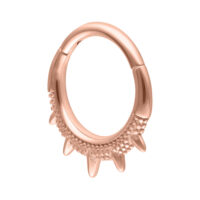 Ruusukultainen septum clicker itämaisilla piikeillä valkoisella taustalla