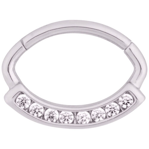 Silberner Channel Hinged Ring mit klaren Kristallen auf weißem Hintergrund