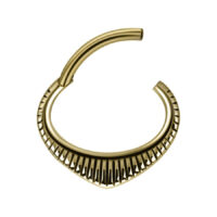 Kultainen Indiana Clicker puolikuun muodossa, jossa on uritettu muotoilu valkoisella taustalla