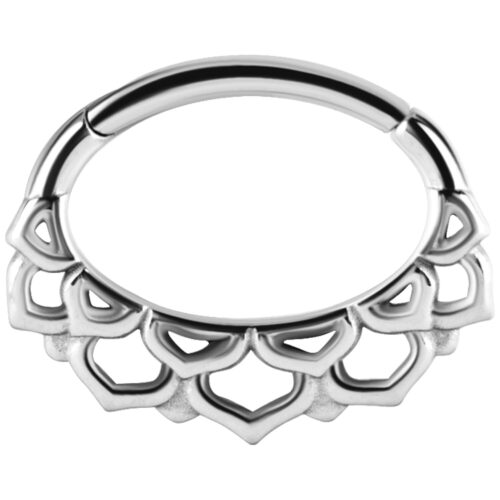 Silberner Septum Clicker mit blütenförmigem Design auf weißem Hintergrund