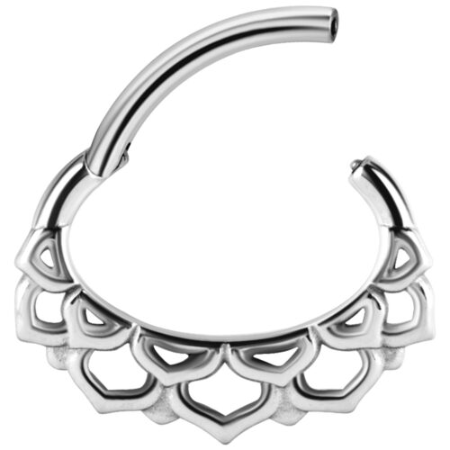 Silberner Septum Clicker in Blütenform aus Chirurgenstahl auf weißem Hintergrund