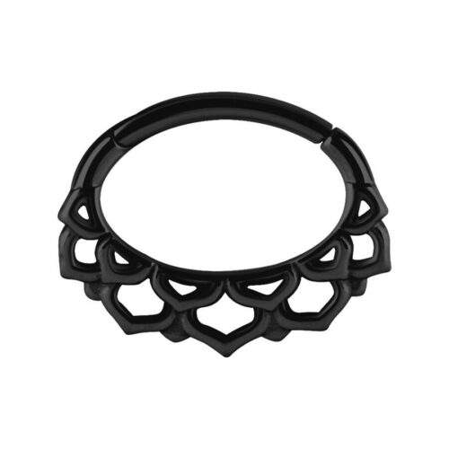 Musta Hinged Ring kukkakuviolla valkoisella taustalla