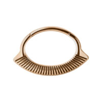 Ruusuinen sarana-rengas sahalaitaisella muotoilulla valkoisella taustalla