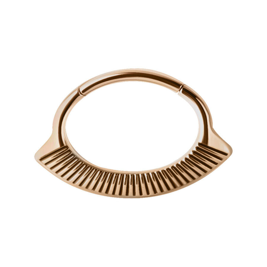 Ruusuinen sarana-rengas sahalaitaisella muotoilulla valkoisella taustalla