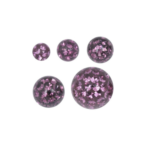 Viisi ametistinväristä lävistysosaa valkoisella taustalla