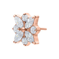 Ruusuinen lisäosa kristallinkirkkailla kukkakivillä valkoisella taustalla