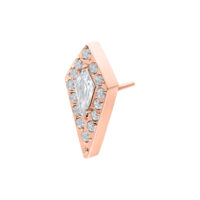 Ruusukultainen lisäosa kristallinkirkkaalla kivellä valkoisella taustalla