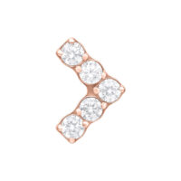 V-muotoinen lävistyslisäosa ruusukultaisesta titaanista, jossa viisi kirkasta kristallia valkoisella taustalla