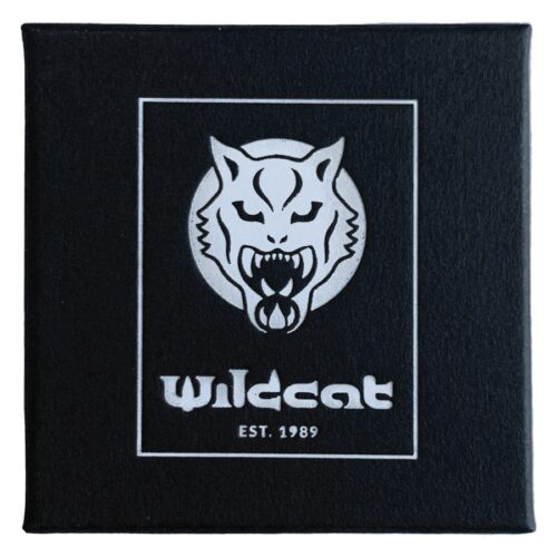 Schwarze Schmuckbox mit Wildcat Logo auf weißem Hintergrund
