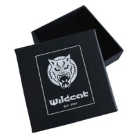 Schwarze Schmuckbox mit Wildcat Logo und geöffnetem Deckel auf weißem Hintergrund