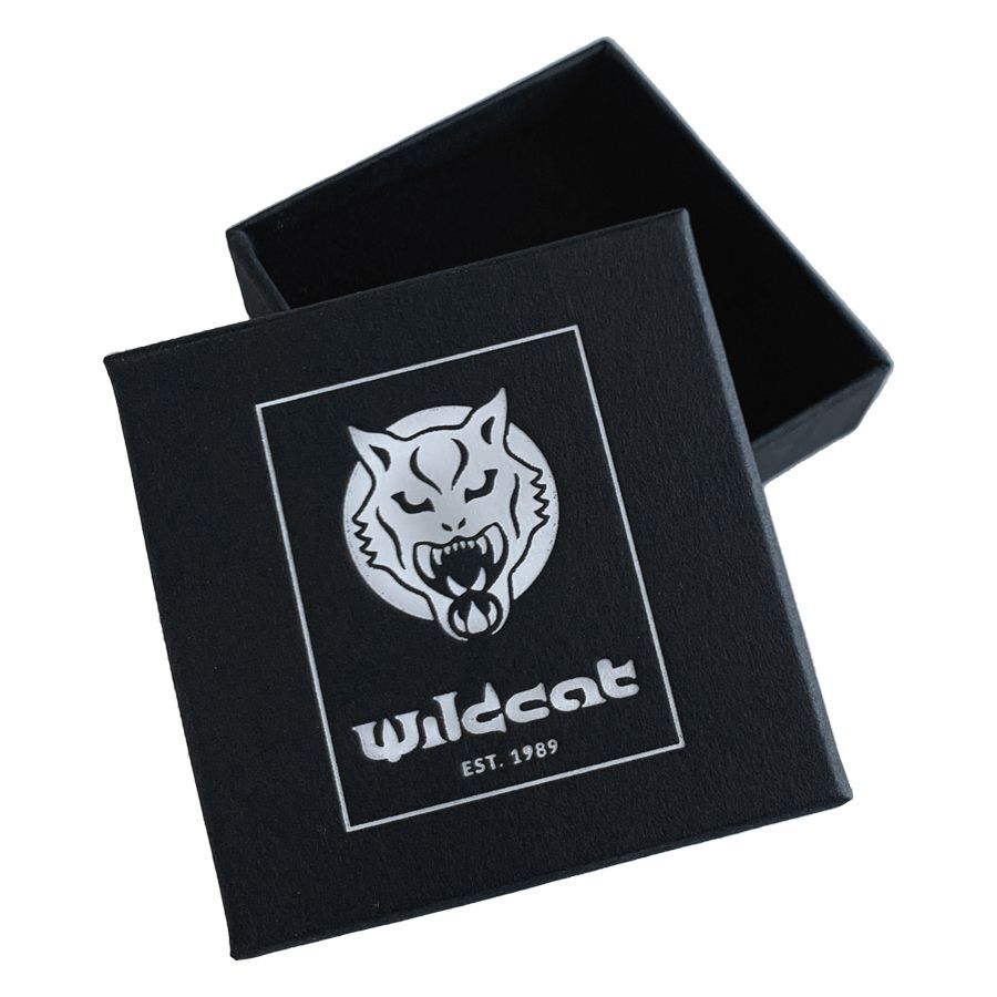Schwarze Schmuckbox mit Wildcat Logo und geöffnetem Deckel auf weißem Hintergrund