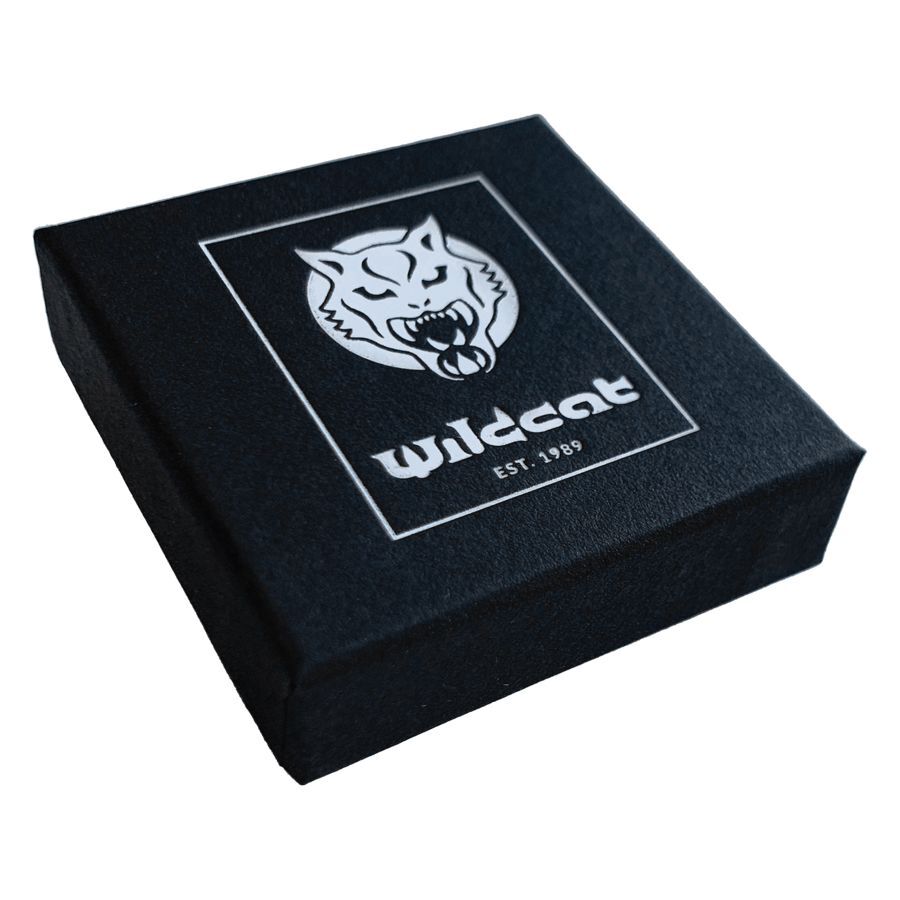 Schwarze Schmuckbox mit Wildcat Logo auf weißem Hintergrund
