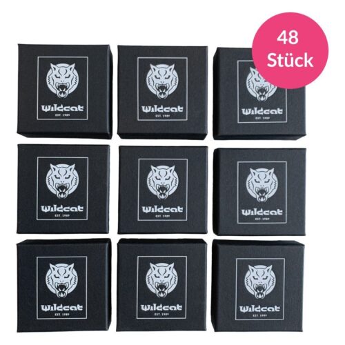 Neun schwarze Wildcat Logo Schmuckboxen auf weißem Hintergrund, 48 Stück