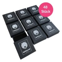 Setti yhdeksästä mustasta Wildcat Logo korurasiasta valkoisella taustalla