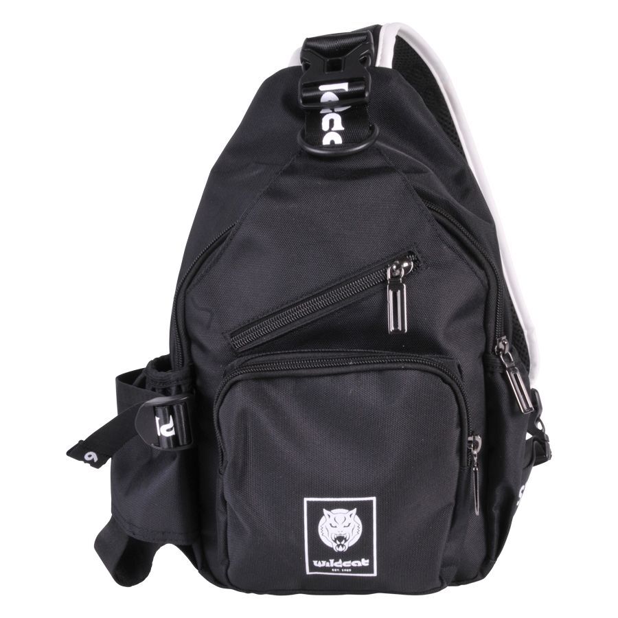 Wildcat Tattoo Artist -laukku polyesteristä Musta Wildcat Tattoo Artist -laukku, jossa useita vetoketjuja valkoisella taustalla