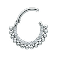 Hopeinen titaaninen lävistysrengas kristalleilla valkoisella taustalla