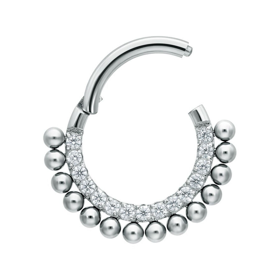 Hopeinen titaaninen lävistysrengas kristalleilla valkoisella taustalla