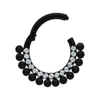 Musta lävistysrengas kirkkailla kristalleilla ja pienillä palloilla