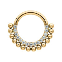 Kultainen lävistysrengas kristalleilla valkoisella taustalla