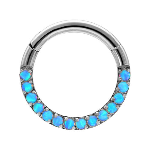 Hopeinen lävistysrengas vaaleansinisillä opaalikivillä valkoisella taustalla