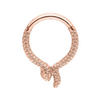 Ruusukultainen Serpentes Clicker -lävistys käärmeen muodossa valkoisella taustalla