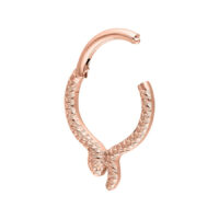 Ruusuinen Serpentes Clicker -lävistys käärmekuvioinnilla valkoisella taustalla