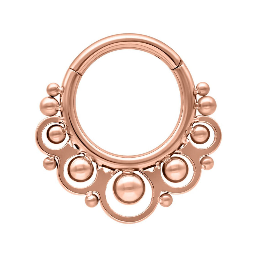 Rosékultainen rengasmainen lävistys koristeellisilla palloilla valkoisella taustalla