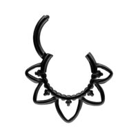 Musta septum-klickeri titaanista itämaisella designilla valkoisella taustalla