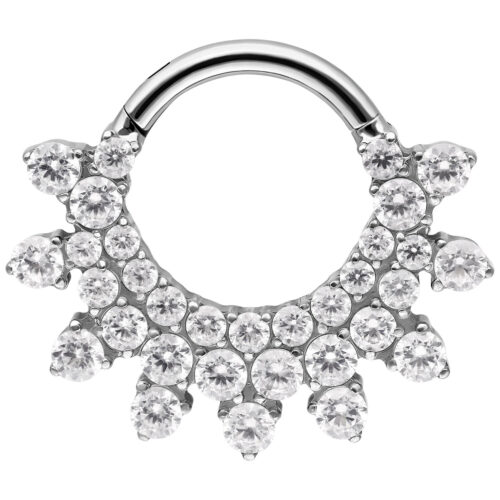 Silberner Septum Clicker mit funkelnden Kristallen auf weißem Hintergrund