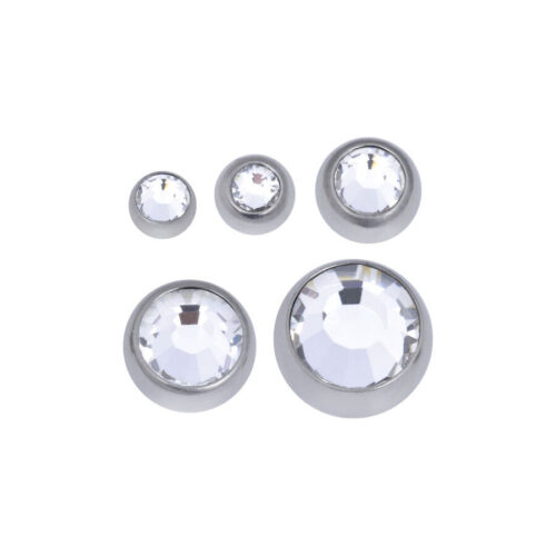 Hopeiset titaanipallot, joissa hiottu, kristallinkirkas kivi valkoisella taustalla