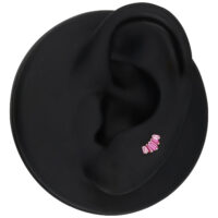 Hopeinen push fit -koriste rubiininpunaisilla kristalleilla mustassa korvamallissa