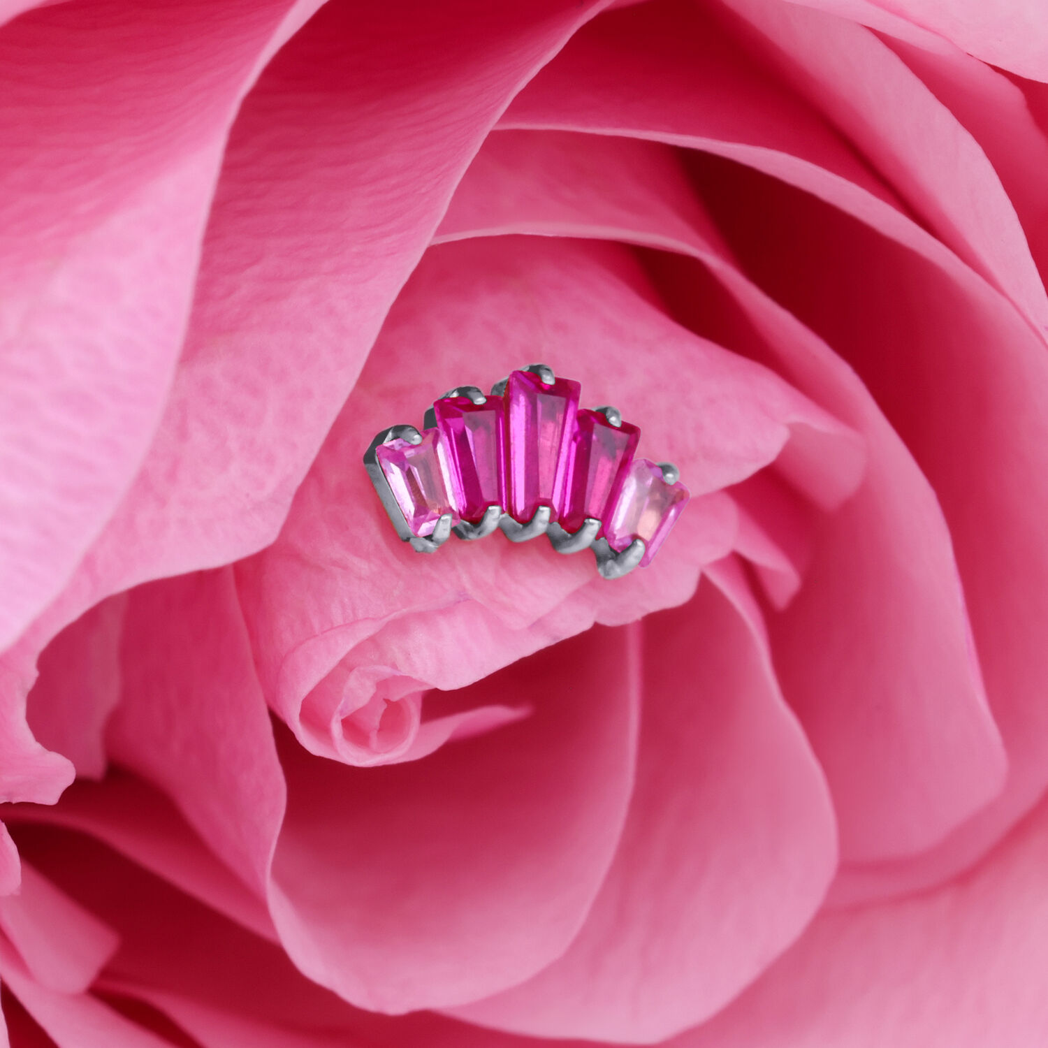 Hopeinen rubiininpunainen baguette-koriste vaaleanpunaisella terälehdellä