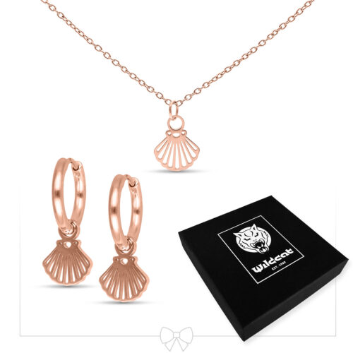 Ruusu-kultainen korusetti, jossa simpukka-riipus ja korvakorut valkoisella taustalla