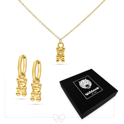 Kultainen kaulakoru ja korvakorut, joissa on Kumi Karhu riipuksia valkoisella taustalla