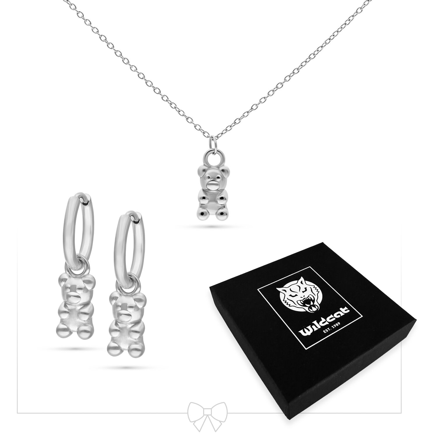 Hopeinen kaulakoru kumi-karhu-riipuksella ja yhteensopivat korvakorut, musta lahjarasia taustalla