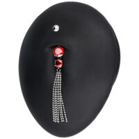 Hopeinen Bananabell punaisilla kristalleilla ja ketjuilla mustalla esittelyalustalla