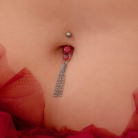 Hopeinen bananabell punaisilla kristalleilla ja ketjuilla, käytettynä navassa.